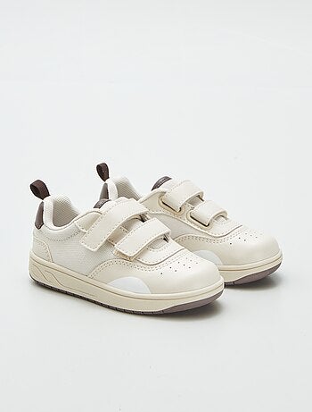 Ténis rasos com tiras de velcro