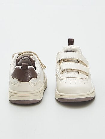 Ténis rasos com tiras de velcro