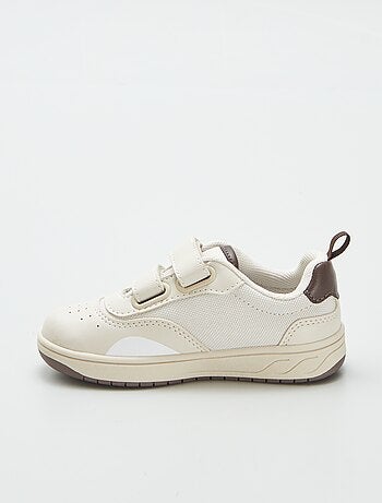 Ténis rasos com tiras de velcro