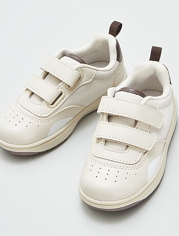 Ténis rasos com tiras de velcro