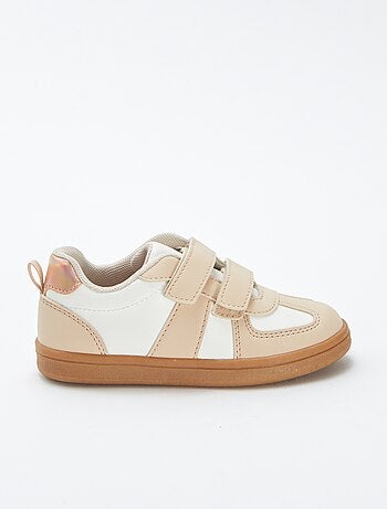 Ténis rasos com tiras de velcro