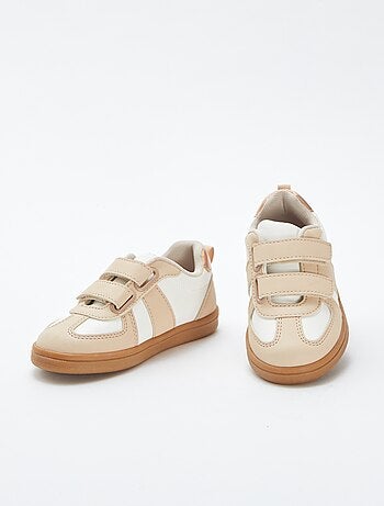 Ténis rasos com tiras de velcro