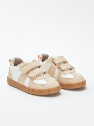 Ténis rasos com tiras de velcro
