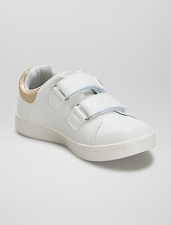Ténis rasos com tiras de velcro