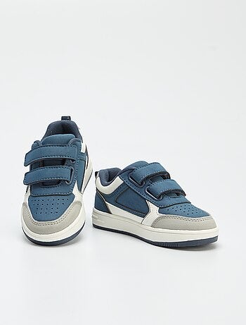 Ténis rasos com tiras de velcro