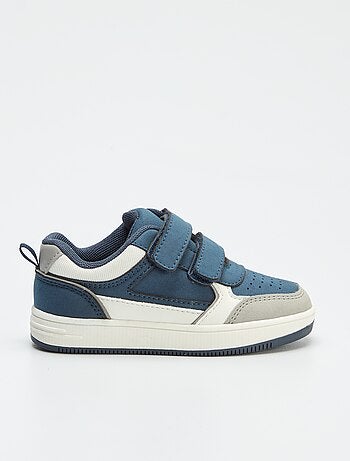 Ténis rasos com tiras de velcro