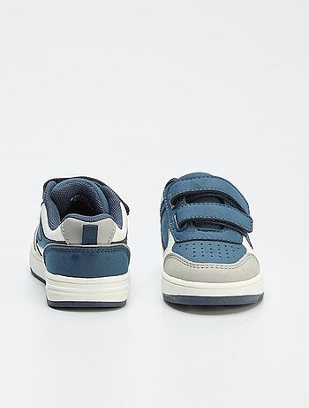 Ténis rasos com tiras de velcro
