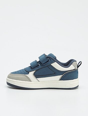 Ténis rasos com tiras de velcro