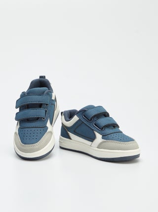 Ténis rasos com tiras de velcro