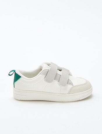Ténis rasos com tiras de velcro