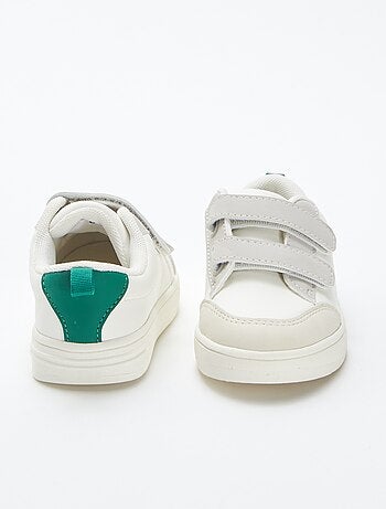 Ténis rasos com tiras de velcro