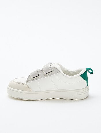 Ténis rasos com tiras de velcro