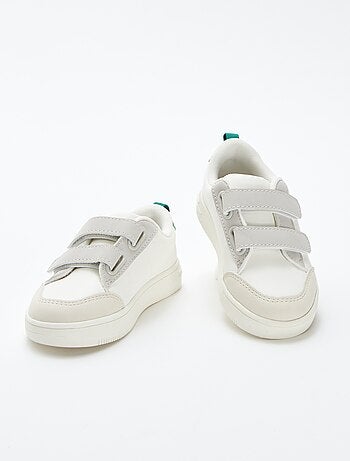 Ténis rasos com tiras de velcro