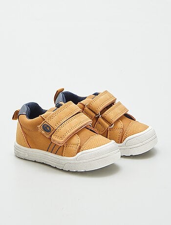 Ténis rasos com tiras de velcro