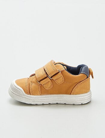 Ténis rasos com tiras de velcro