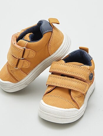 Ténis rasos com tiras de velcro