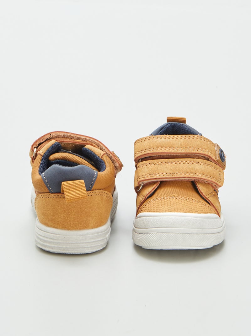 Ténis rasos com tiras de velcro CASTANHO - Kiabi