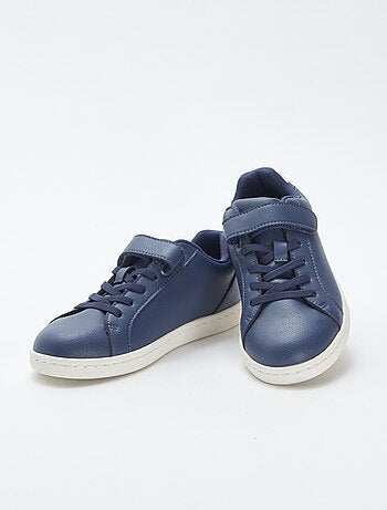 Ténis rasos com tiras de velcro e atacadores