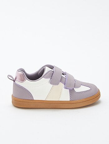 Ténis rasos com tiras de velcro