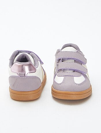 Ténis rasos com tiras de velcro