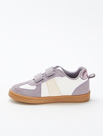 Ténis rasos com tiras de velcro