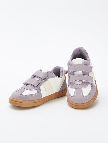 Ténis rasos com tiras de velcro