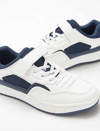 Ténis rasos com velcro contrastante bicolor