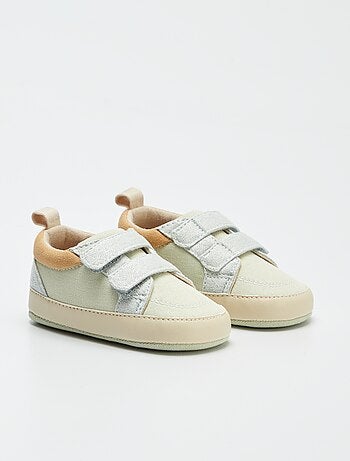 Ténis rasos de lona com velcro