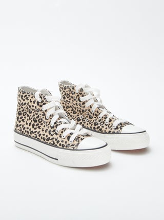 Ténis subidos com estampado leopardo