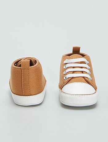 Ténis subidos em tecido