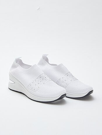 Ténis tipo meias com salto de cunha