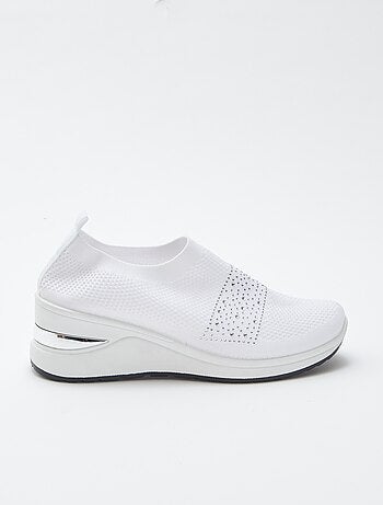 Ténis tipo meias com salto de cunha