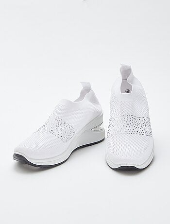 Ténis tipo meias com salto de cunha