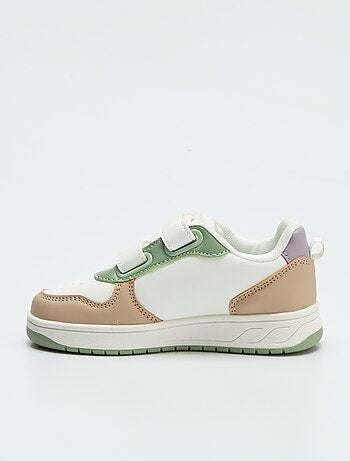 Ténis tricolores com tira de velcro