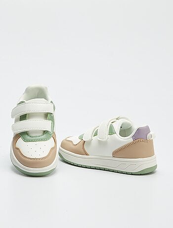 Ténis tricolores com tira de velcro