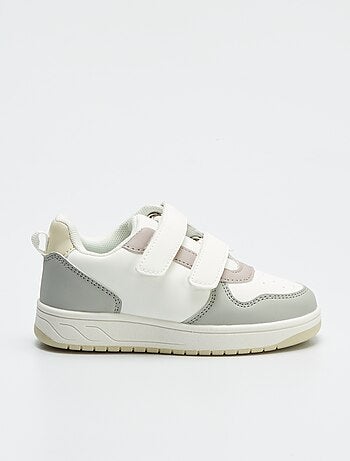 Ténis tricolores com tira de velcro