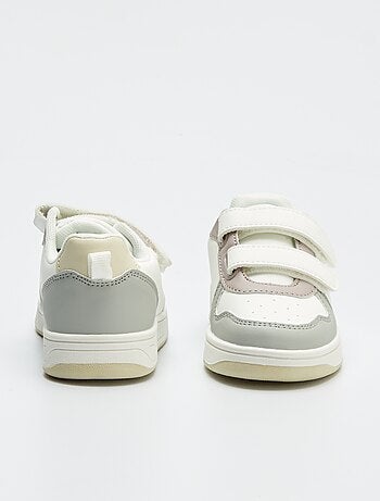 Ténis tricolores com tira de velcro