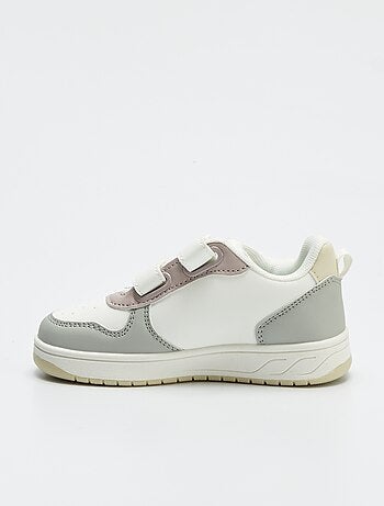 Ténis tricolores com tira de velcro