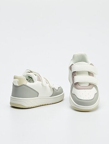 Ténis tricolores com tira de velcro