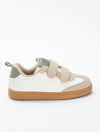 Ténis tricolores com tiras de velcro