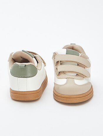 Ténis tricolores com tiras de velcro