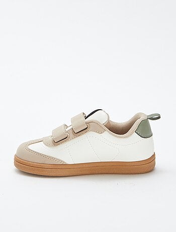 Ténis tricolores com tiras de velcro