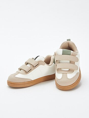 Ténis tricolores com tiras de velcro
