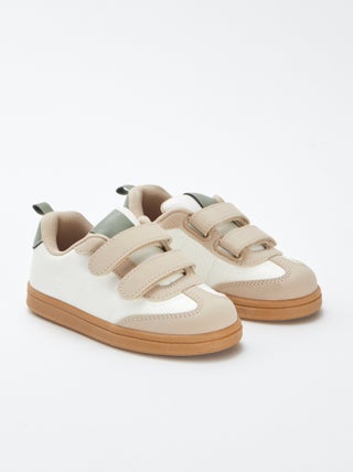Ténis tricolores com tiras de velcro