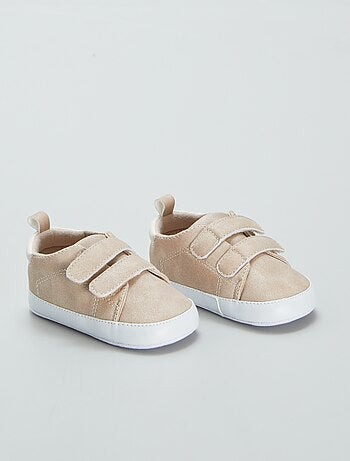 Ténis tricolores com tiras de velcro