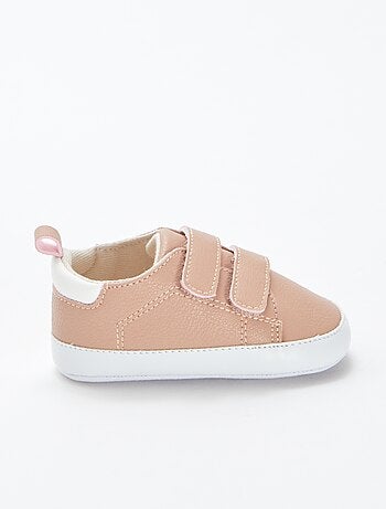 Ténis tricolores com tiras de velcro
