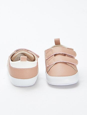Ténis tricolores com tiras de velcro