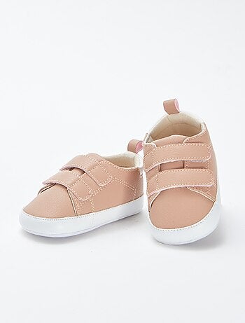 Ténis tricolores com tiras de velcro
