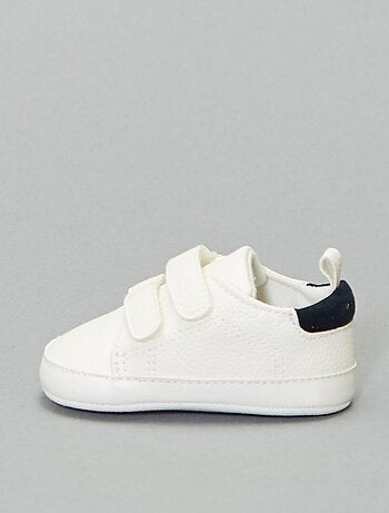 Ténis tricolores com tiras de velcro