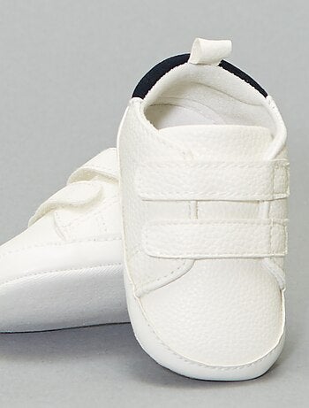 Ténis tricolores com tiras de velcro